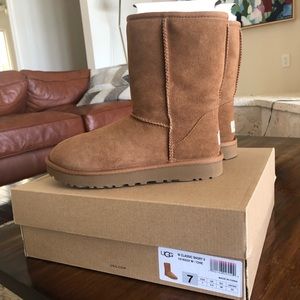 NWT UGG Women Classic Shortie II Boot Chestnut 7